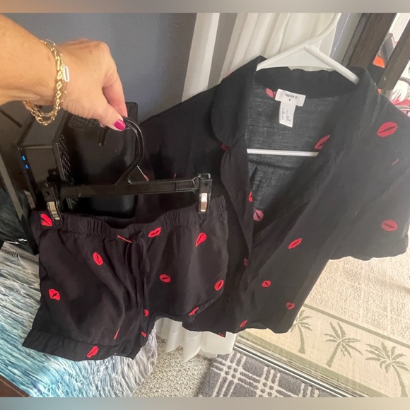 Forever 21 Kiss Lips Pj Set NWOT Black w/red lips Sz S - Picture 2 of 11